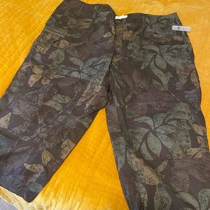 Anthropologie 20W floral camo capris
